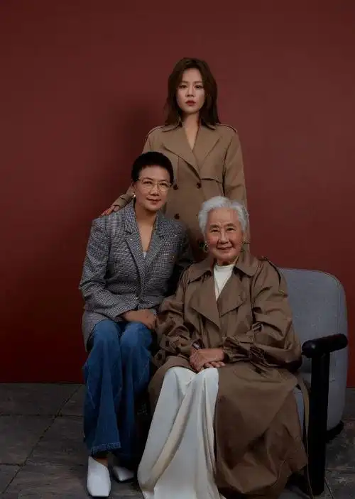 马思纯妈妈参加婚礼穿百元外套尽显低调五官与蒋雯丽一模一样