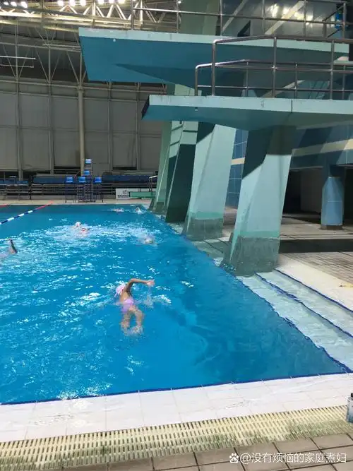 今天100自闺女一直没游到最好成绩,现在还泡在水里
