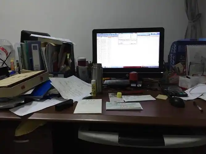 坚持极简了一个月的办公桌