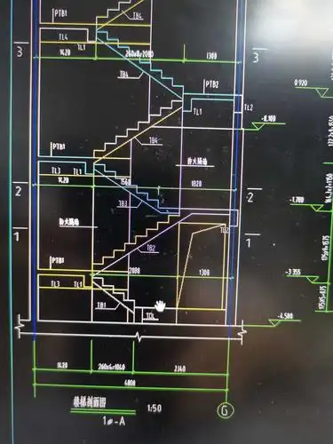 请问各位师傅这个楼梯剖面图为什么有3个平台板是双跑楼梯吗