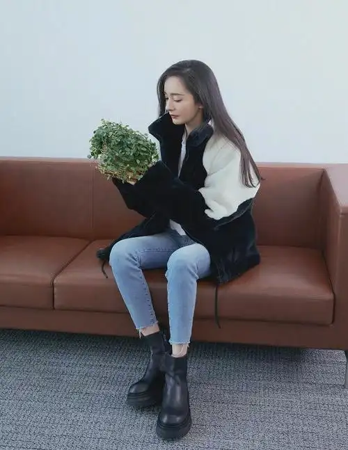 过分了!杨幂私服更新,毛绒外套搭紧身牛仔裤小腿比我手臂还细