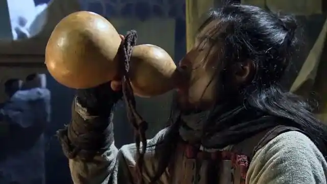 新水浒传:林教头在山神庙独自饮酒,想念林娘子,这段太心酸!