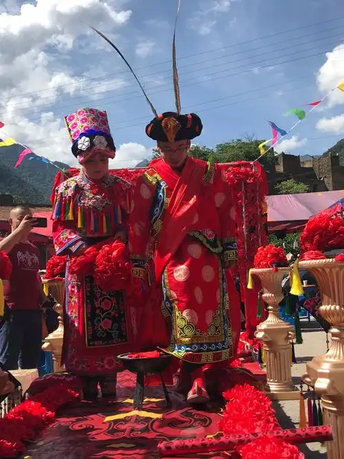 羌族是中国西部的一个古老的民族,自称"日麦","尔玛",被称为"云朵上的