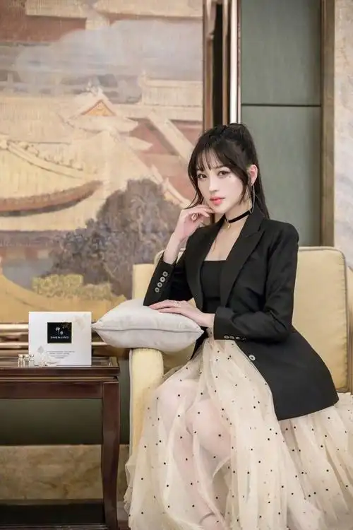 金莎仗着身材好很敢穿 下衣失踪长腿抢镜