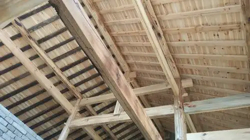 厨房间的木结构屋顶