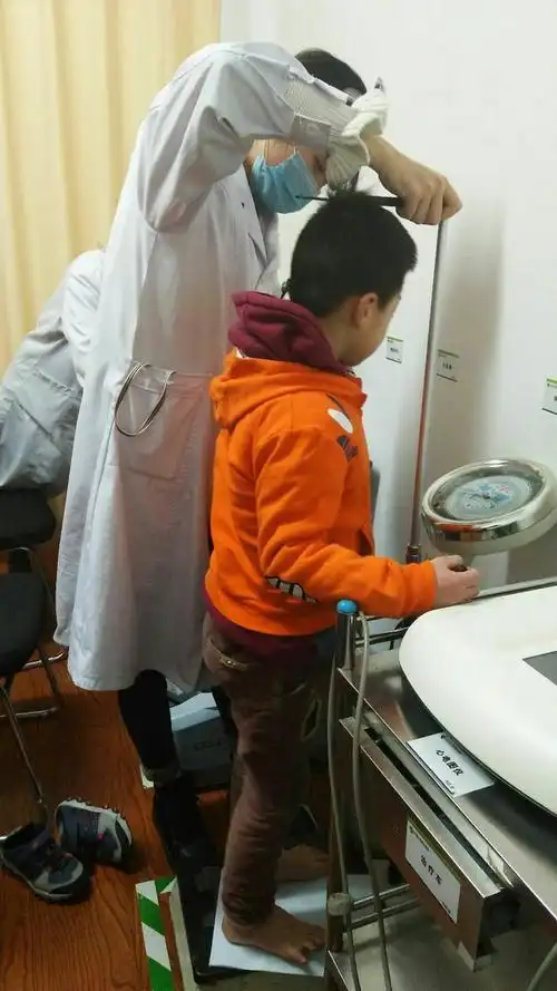 孩子们正在测量身高.