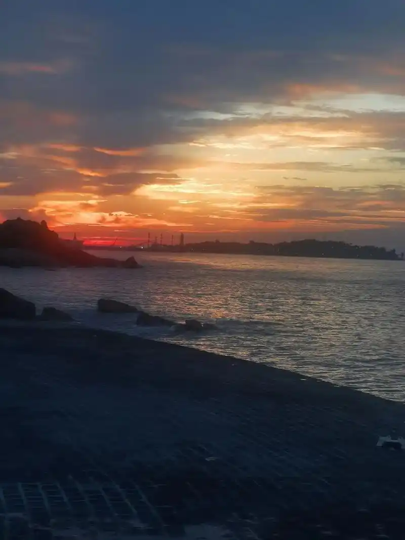 海边风景随手拍之晨泳.爱生活爱运动!#清晨第一缕阳光 !公开 - 抖音