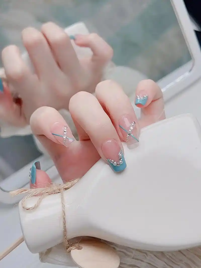 春日海盐草莓珍珠法式美甲.#仙女美甲 #温柔美甲 #气质美甲 - 抖音