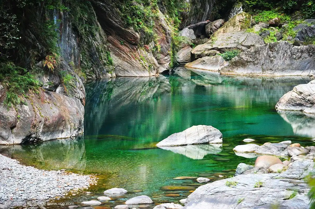 太鲁阁清澈的溪水