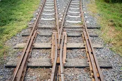 火车轨道拐弯时的两条轨道交叉并轨结构