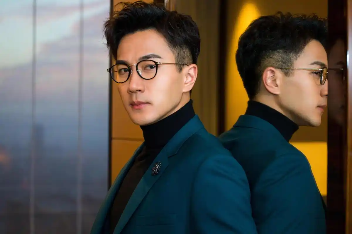 刘恺威获得风尚男演员奖  西装亮相沉稳帅气