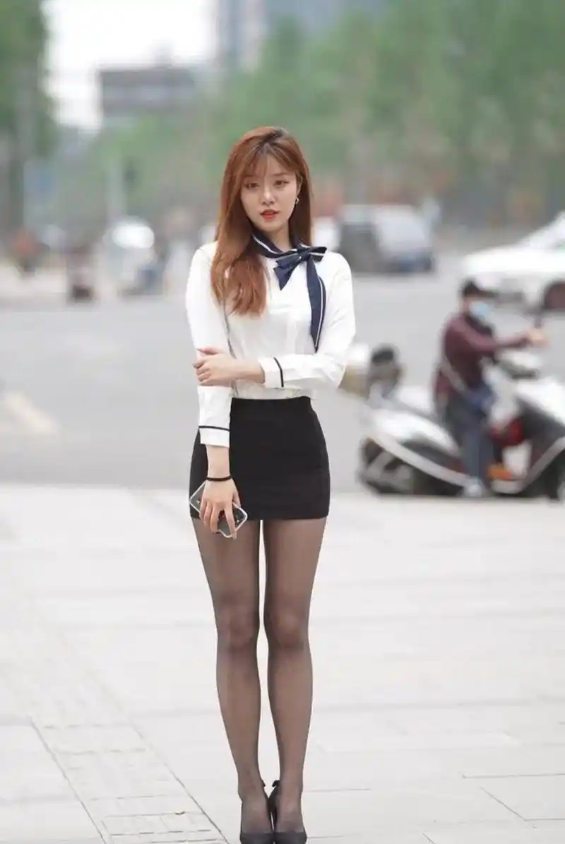 街拍青春时尚的都市丽人#日常穿搭# #时尚街拍美女