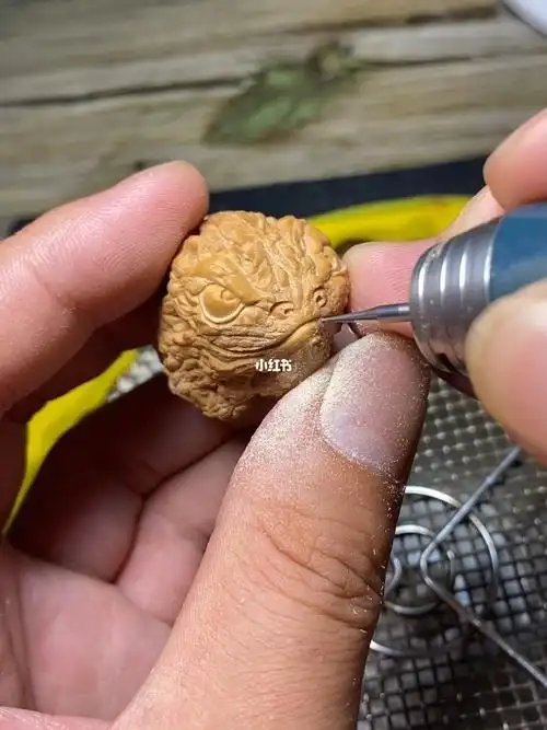 核桃雕刻金蟾吊坠