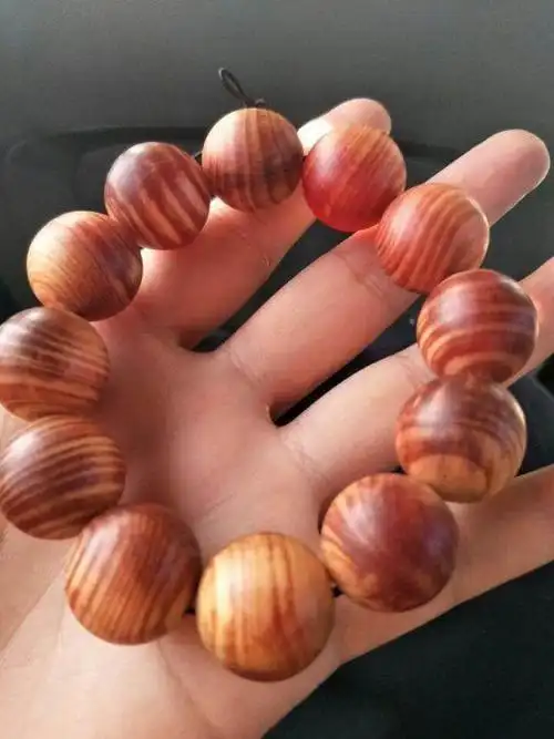 光照下晶莹剔透的"北沉香":曾是林区烧火棍,与沉香天差地别