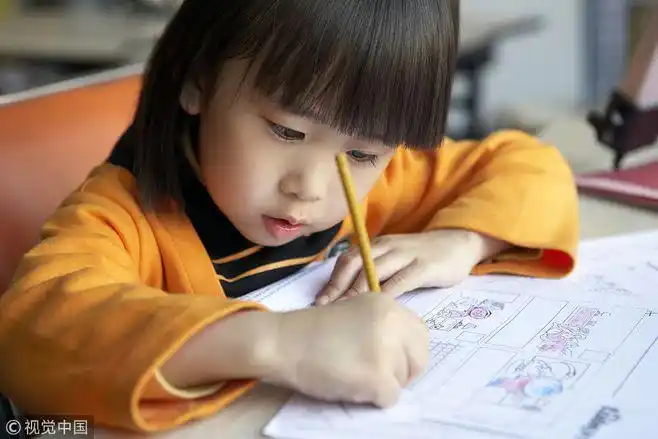 小女孩写作业