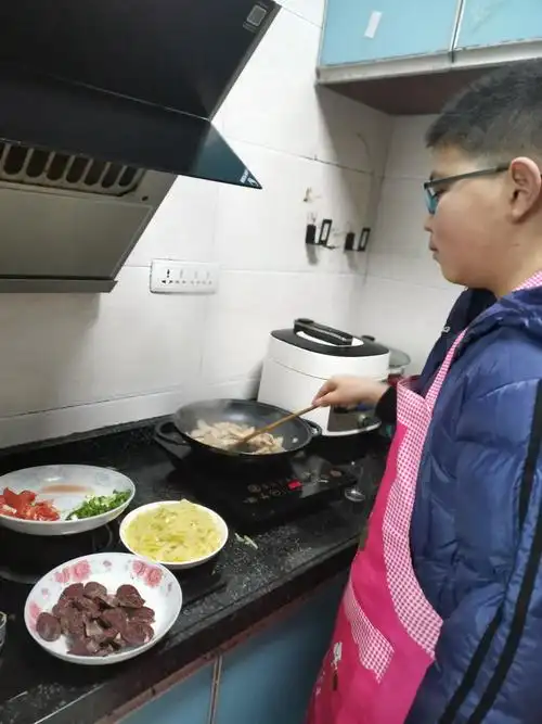 厨房事务他越来越得心应手