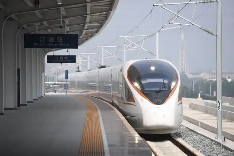 9月28日,一辆动车组列车驶入江阴站.新华社记者 季春鹏 摄