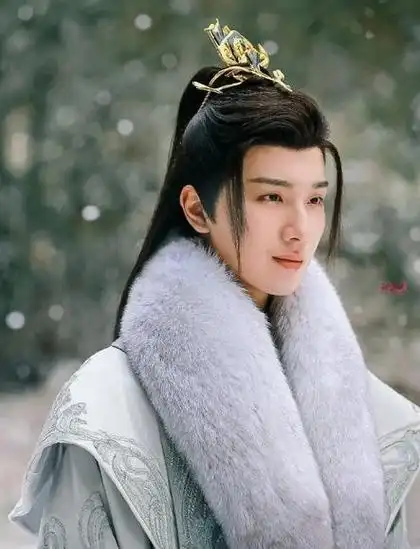 近期,演员李宏毅的古装造型在网络上引发了热烈的讨论.