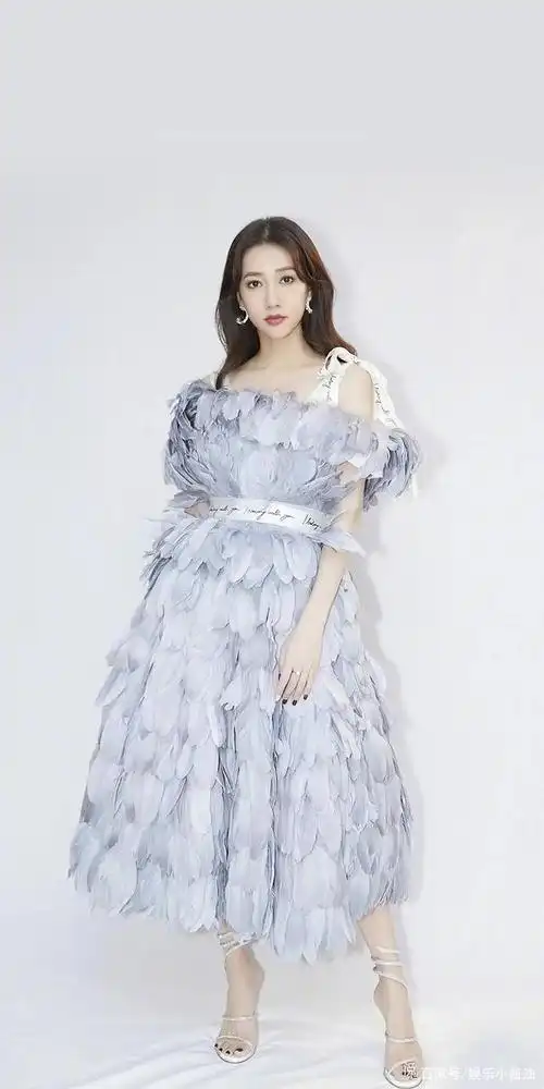 女星穿羽毛裙,傅菁冷艳,戚薇妖艳,第四位把鸟毛都穿在了身上!