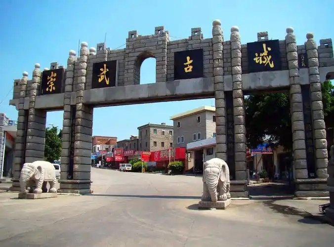 p>崇武古城坐落于福建省 a target="_blank" href="/item/泉州市">