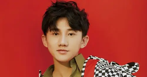 青年演员梁振伦官宣签约科逸影视,未来发展可期