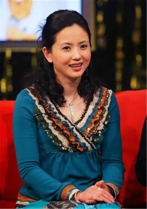 她曾为丈夫守寡10年,后被二婚丈夫宠成公主,今52岁优雅动人