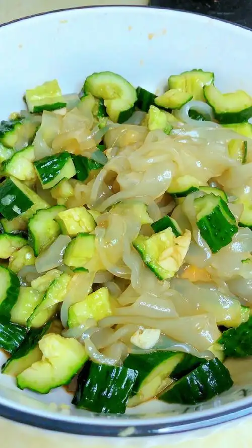 开胃小菜,黄瓜巧拌拉皮,做法简单明了,一看就上手-度小视