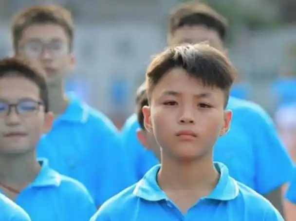 高中生"发型标准"引争议,男生清爽干练,女生心情失落