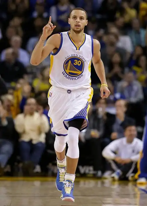 nba篮球明星勇士队斯蒂芬库里指天庆祝,高清图片,手机壁纸