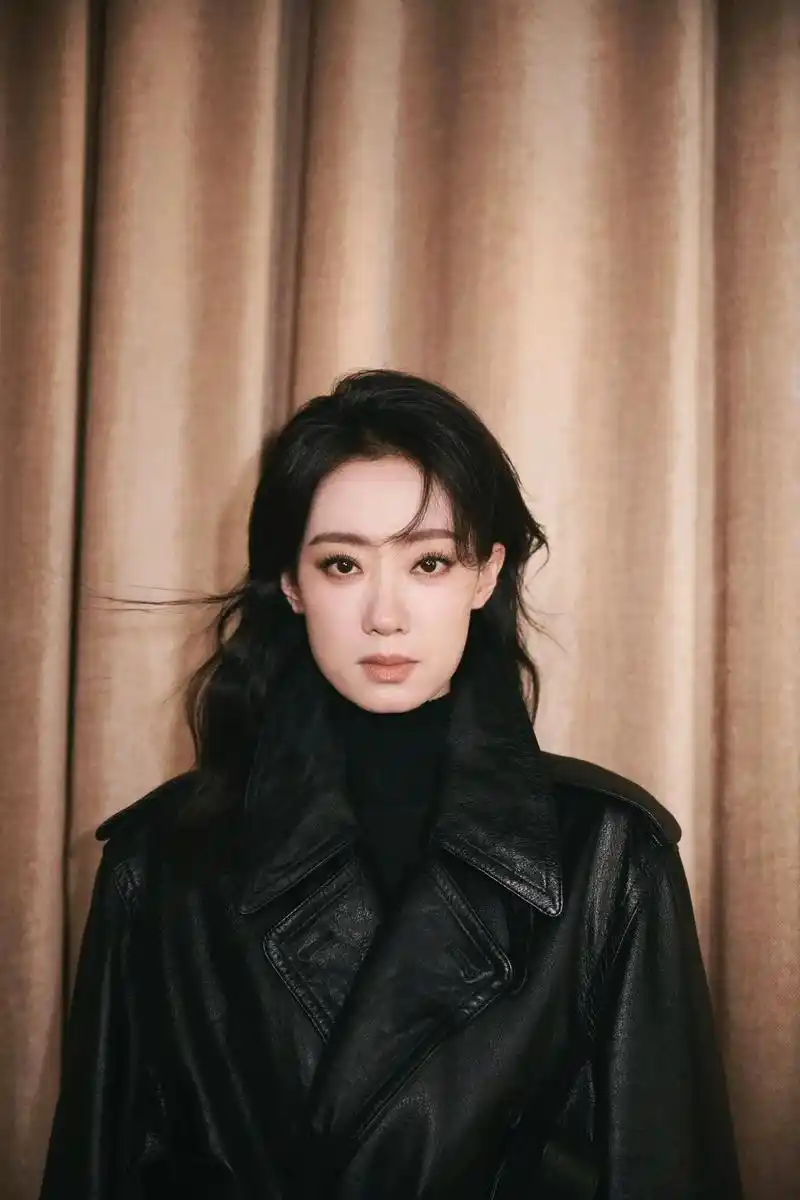 眸光深邃,诉尽万千故事. @张小斐0110 - 抖音