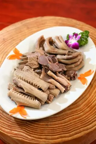 不同于黑卤水的浓郁,白卤水走的是清甜路子.