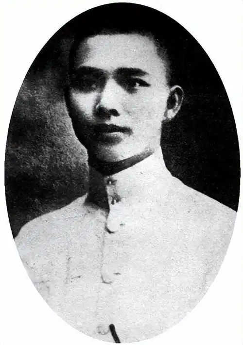 2005年汪精卫的儿子回国祭拜,看见父母跪像后,含泪说出9个字