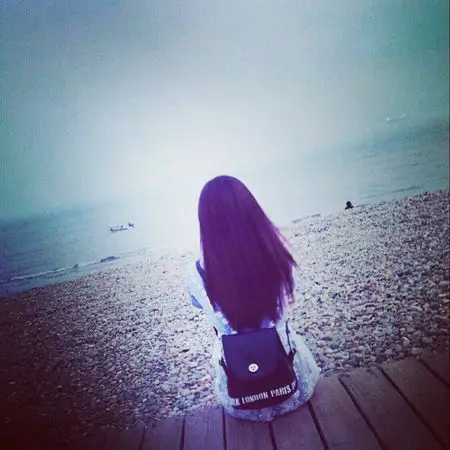 求背景为蓝色的女生头像