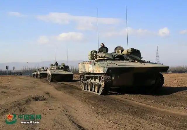 解放军zbd-04步兵战车:底盘很西化炮塔却是俄式的_网易订阅