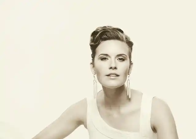 凭借电影《飓风营救》系列走红的美国女演员:玛姬·格蕾斯