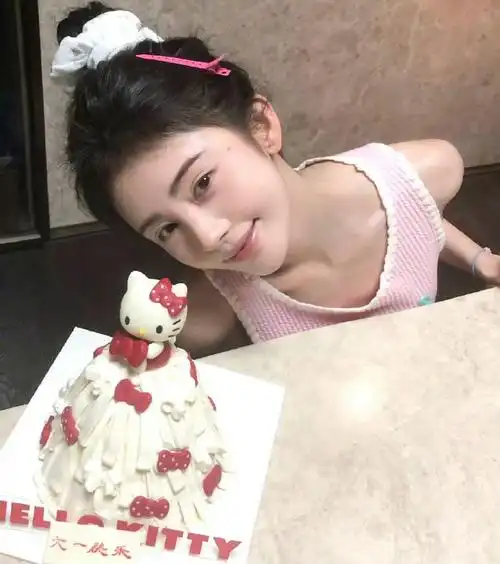 鞠婧祎hellokitty蛋糕##鞠婧祎粉色背心