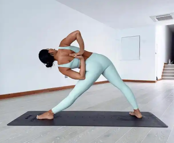 看似简单的瑜伽三角式竟有6种变体难度有点大