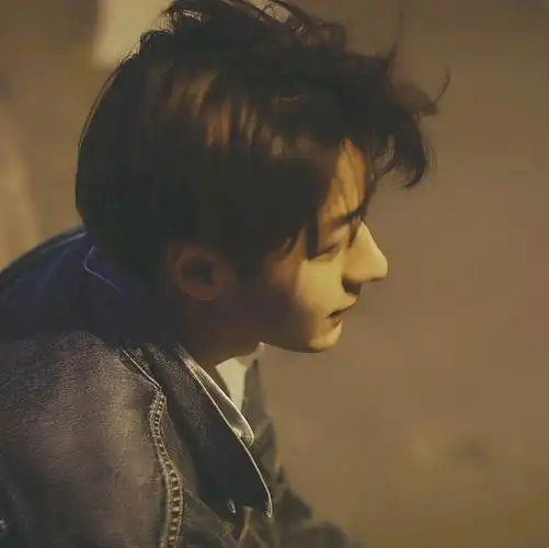 男头像些许忧郁