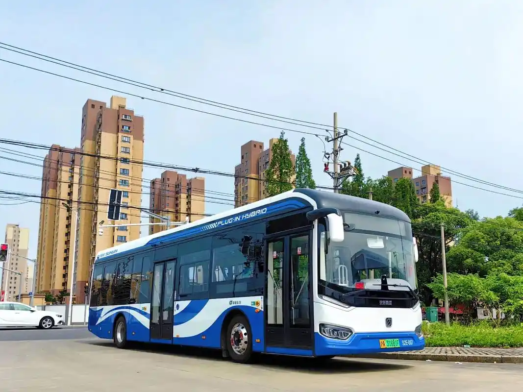 当城市版的申沃9系装上了发动机.#城市公交 #上海公交 #申 - 抖音