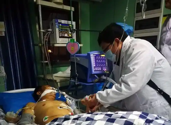 江西省人民医院全力救治宁都220车祸患者