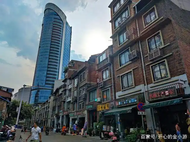 柳州百年骑楼老街太平西街,曾为繁华的桂中商埠,充满市井烟火气