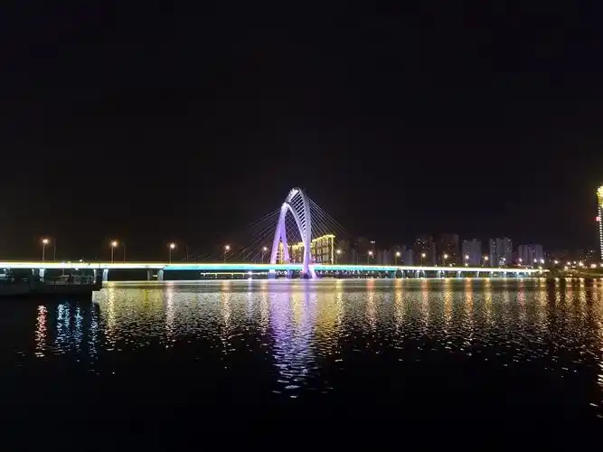 入夜,华灯初上,平安归来,锦州的夜景不输给任何一个地方,因为它是