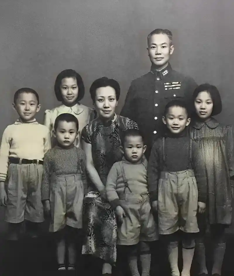 1945年,国军高级员工将领·陈诚与妻子谭祥和的子女的一张家庭照!