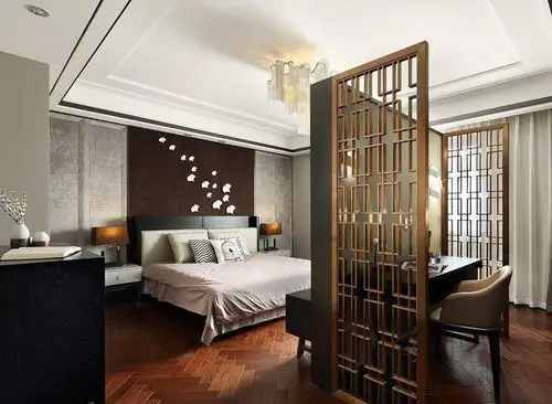 若室内过宽过长,可选择不锈钢屏风作为隔断装饰,放置在床边,窗前或