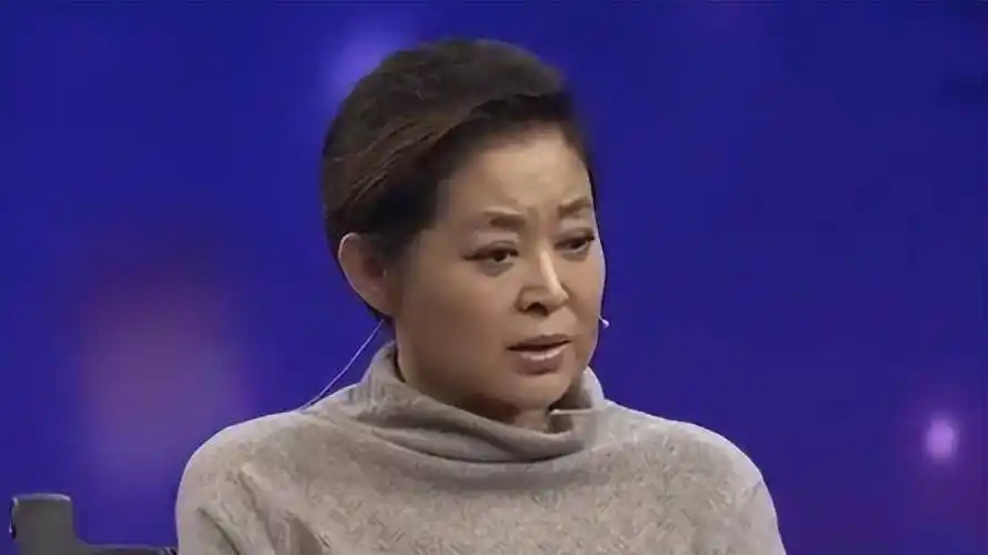 在陈凯歌爸爸去世时,倪萍也时刻忧心葬礼的事项,全心全意对待,但是只