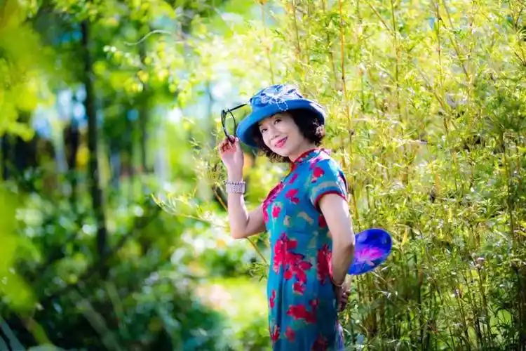 中老年阿姨拍照,手放哪里合适?10个姿势拍出优雅端庄大气美_腾讯新闻