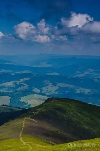 在pylypets 村庄的背景景观与乌克兰喀尔巴阡山