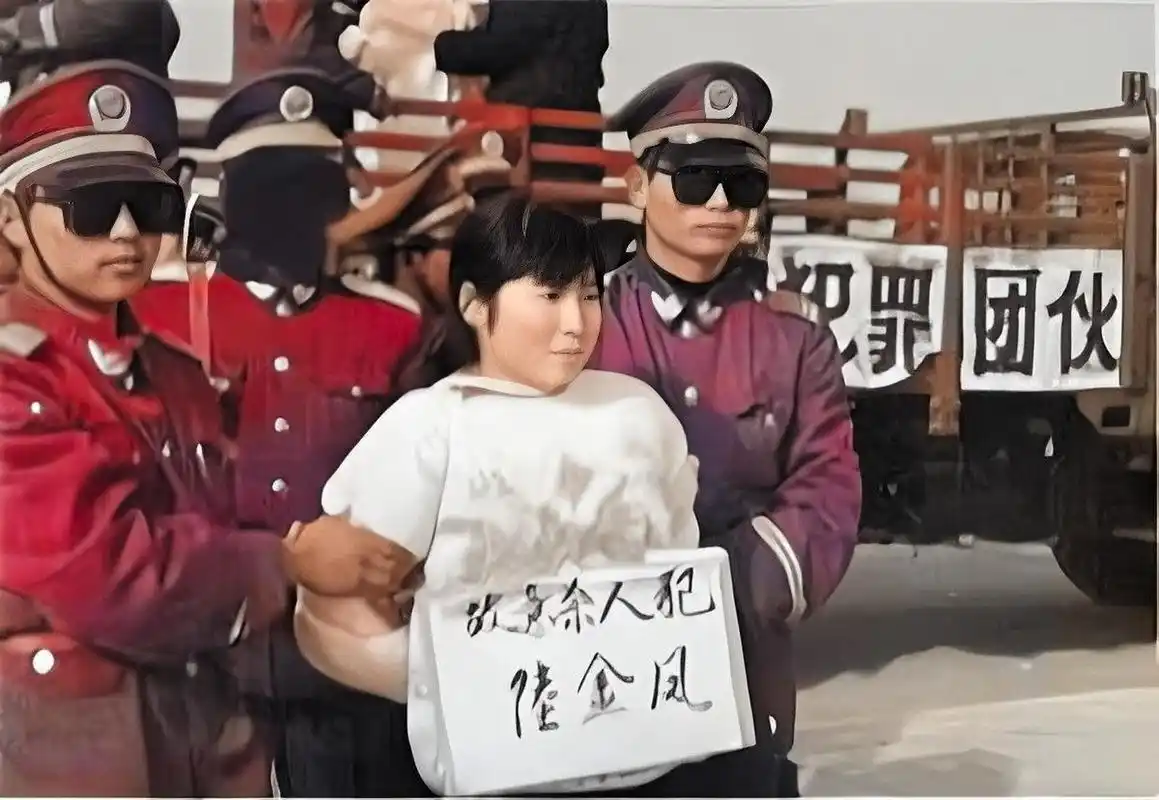 1995年,陆金凤即将被处决.