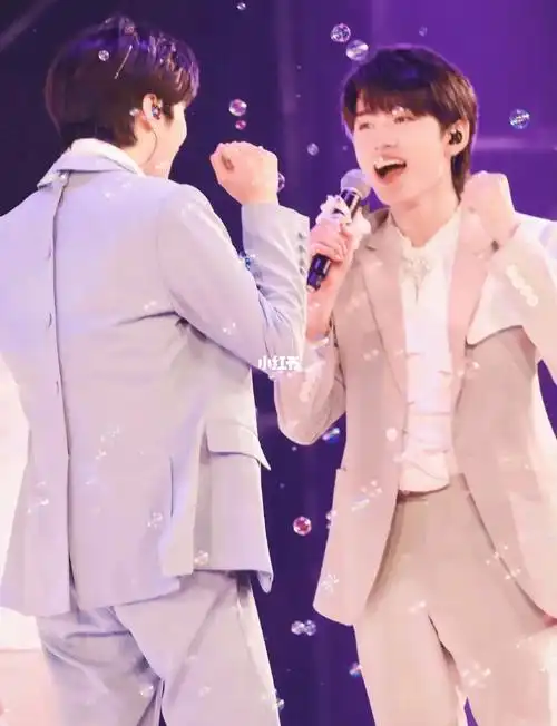 初恋文轩壁纸_壁纸_文轩_时代少年团_宋亚轩_刘耀文_tnt时代少年团刘