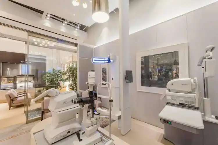 验光确保镜片与镜框的完美适配极致展现溥仪眼镜对顾客需求的精准把握